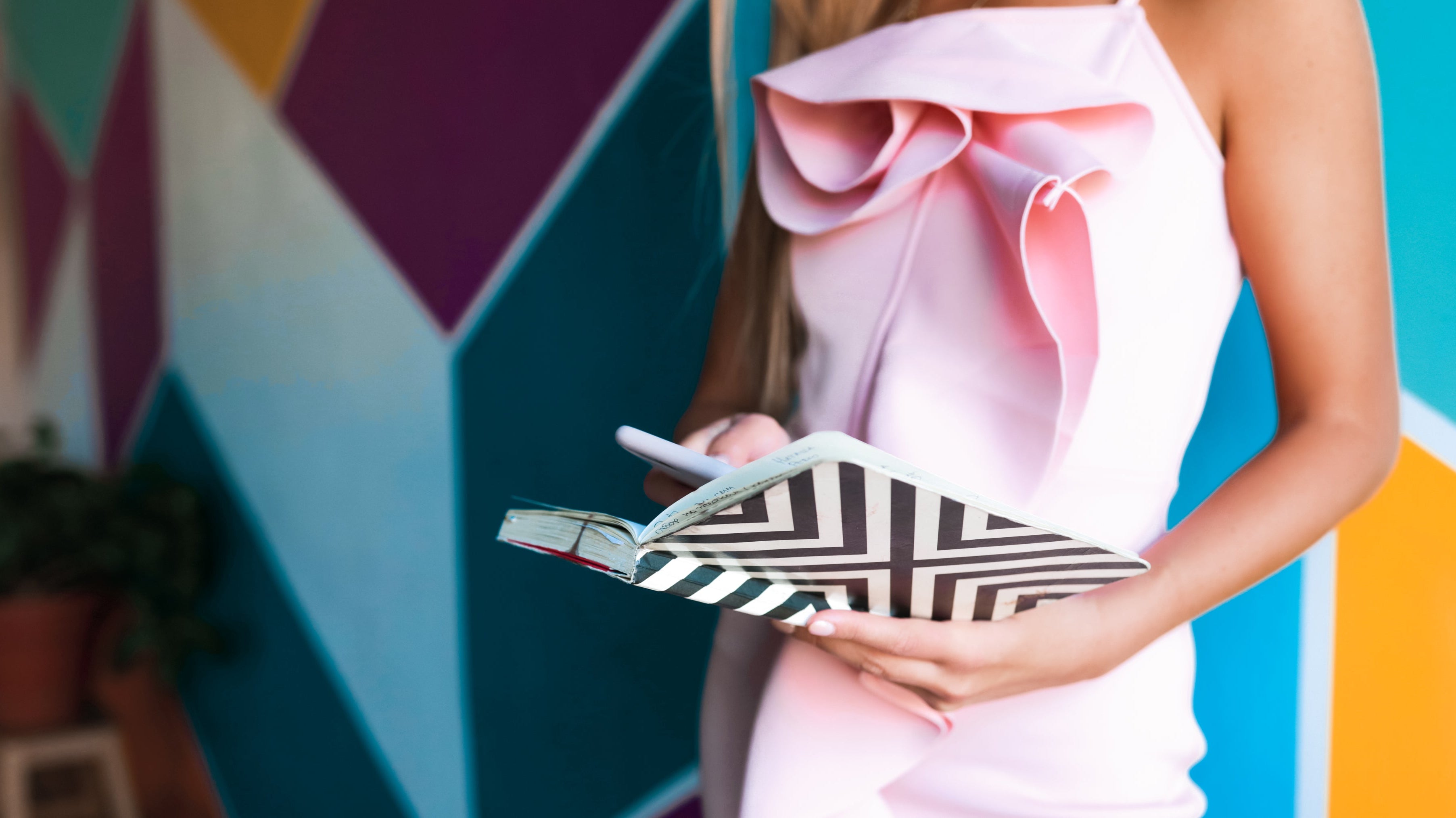 The Best Dress Colors to Wear in Spring/Summer 2025, According to Fashion Experts