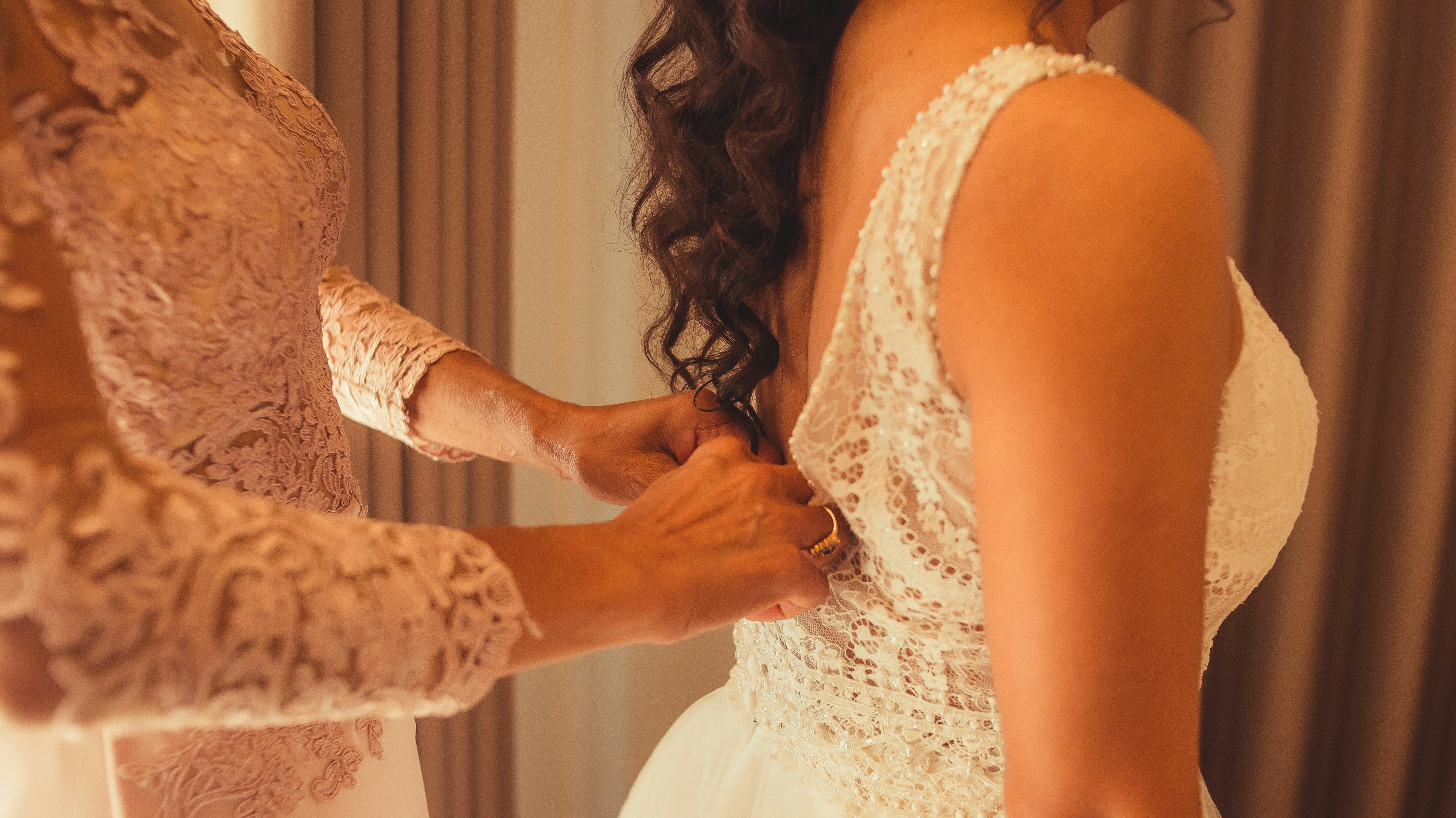 How to Choose a Dress for Your Friend’s Wedding Without Outshining the Bride